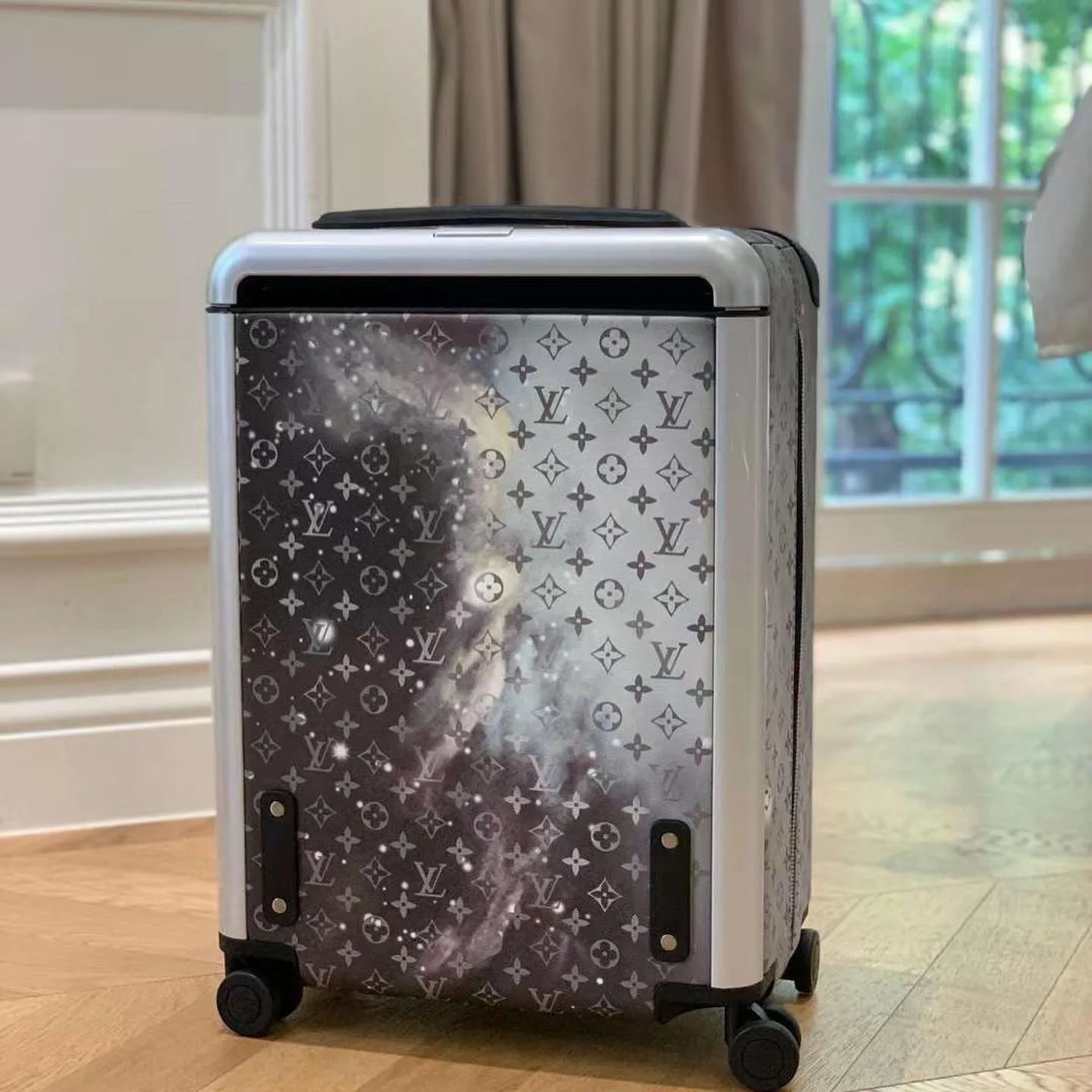 Louis Vuitton Horizon 55 photo 6