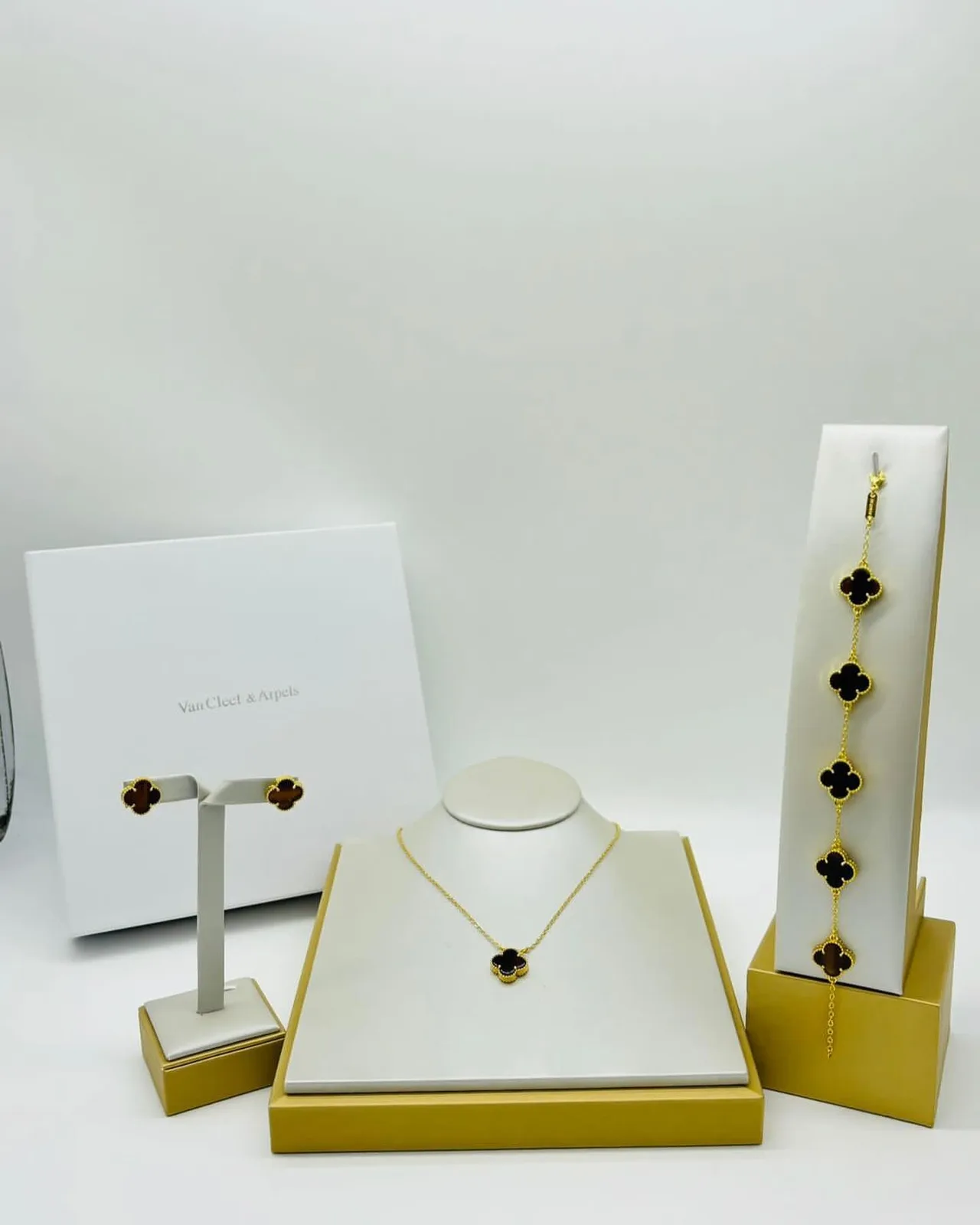 Van Cleef & Arpels Alhambra photo 3
