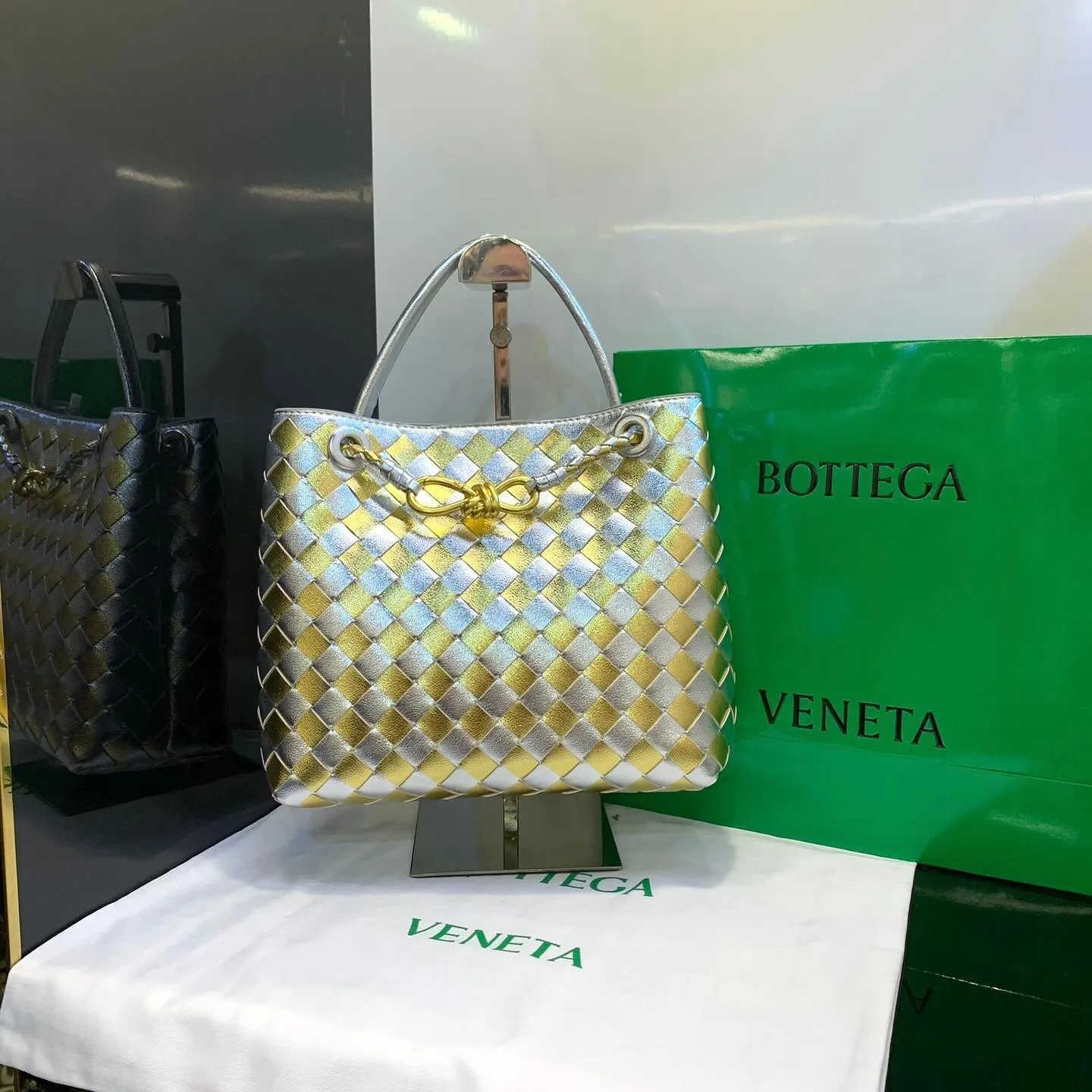Bottega Veneta Handbag photo 2