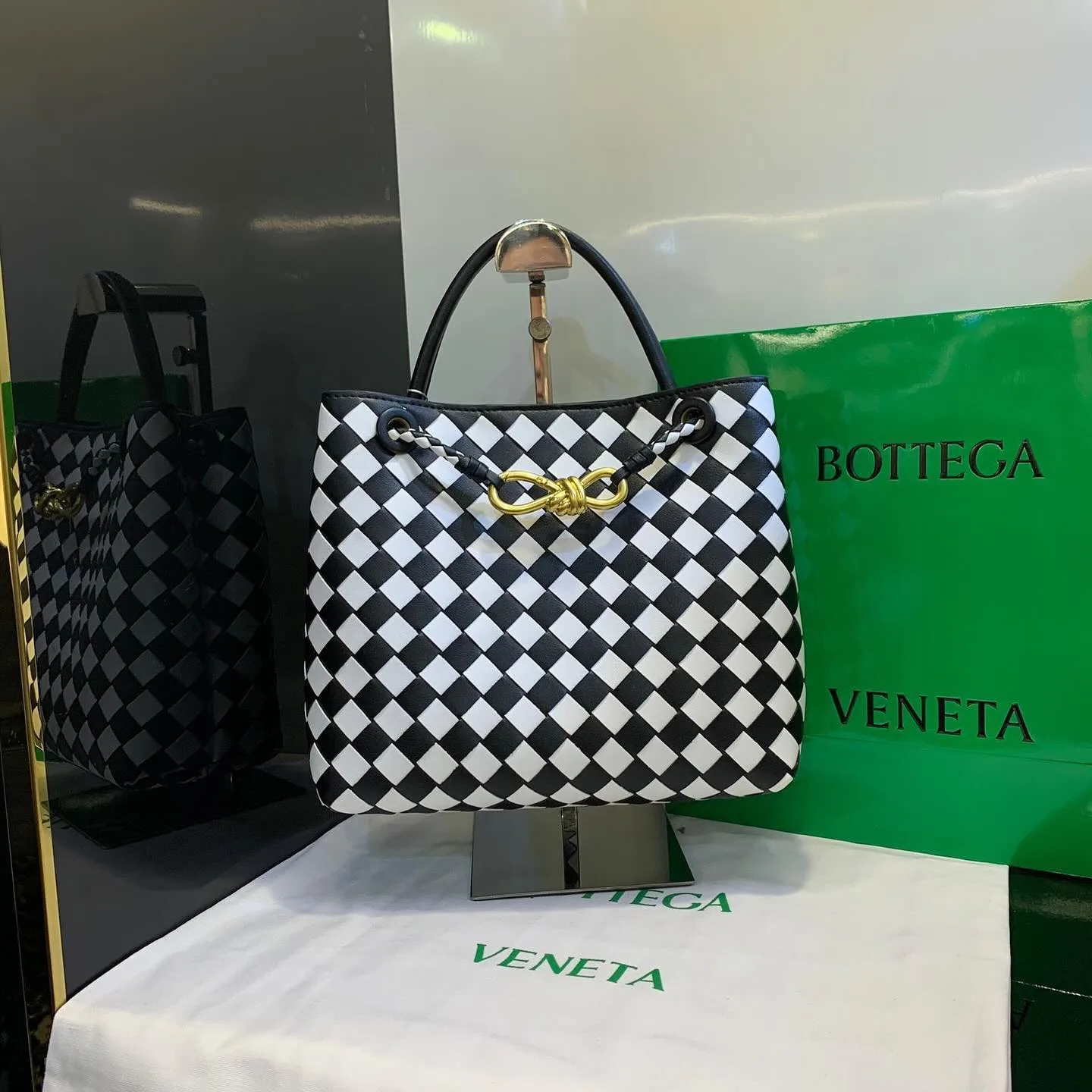 Bottega Veneta Handbag photo 3
