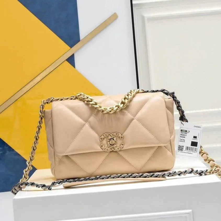 Chanel 19 Flap Bag photo 3