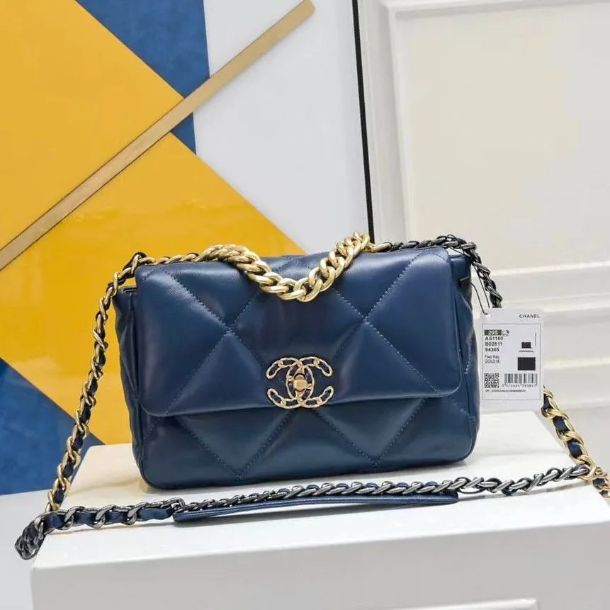 Chanel 19 Flap Bag photo 5