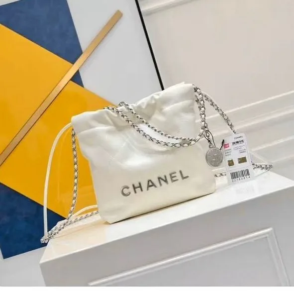 Chanel 22 photo 3