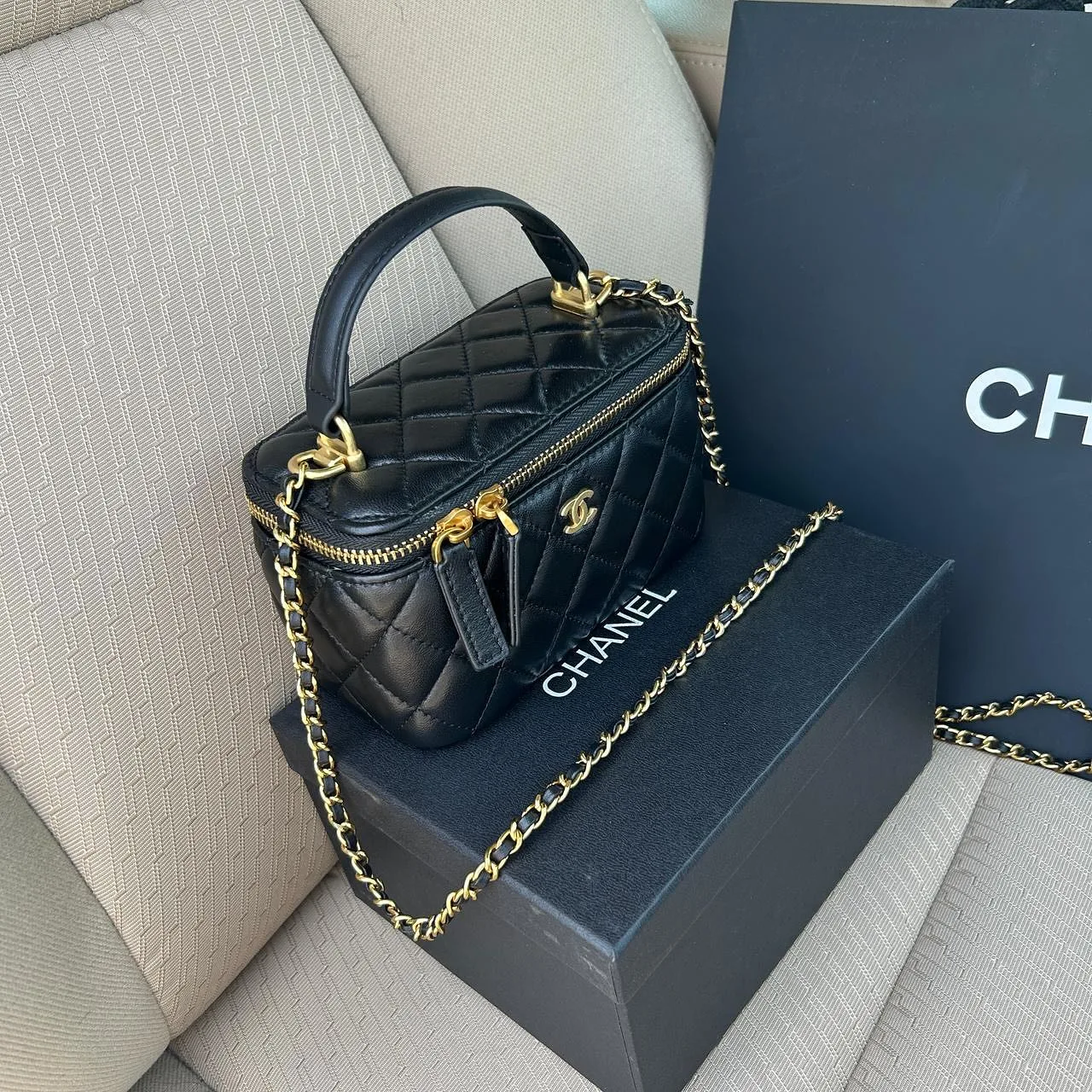 Chanel Vanity Case photo 3