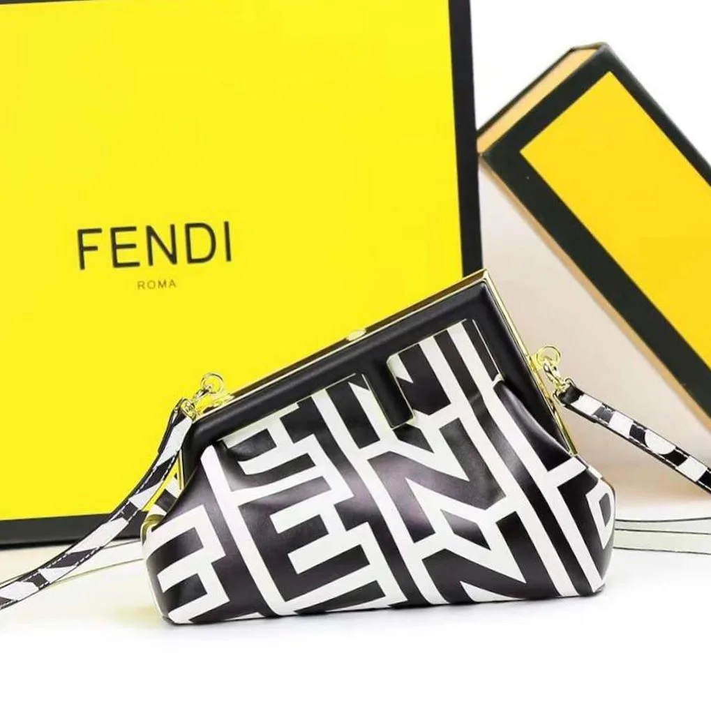 Fendi Clutch photo 3