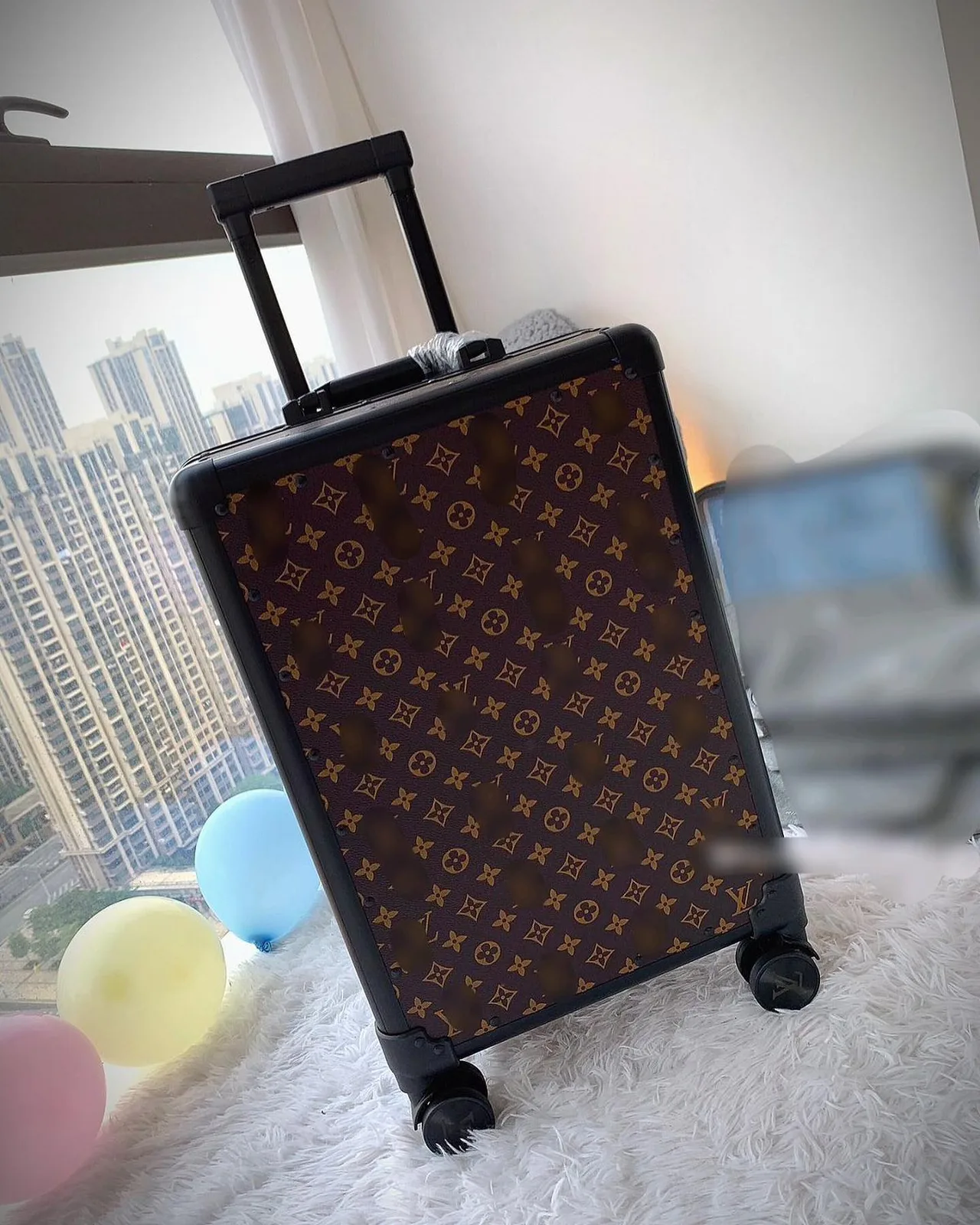 Louis Vuitton Horizon photo 2