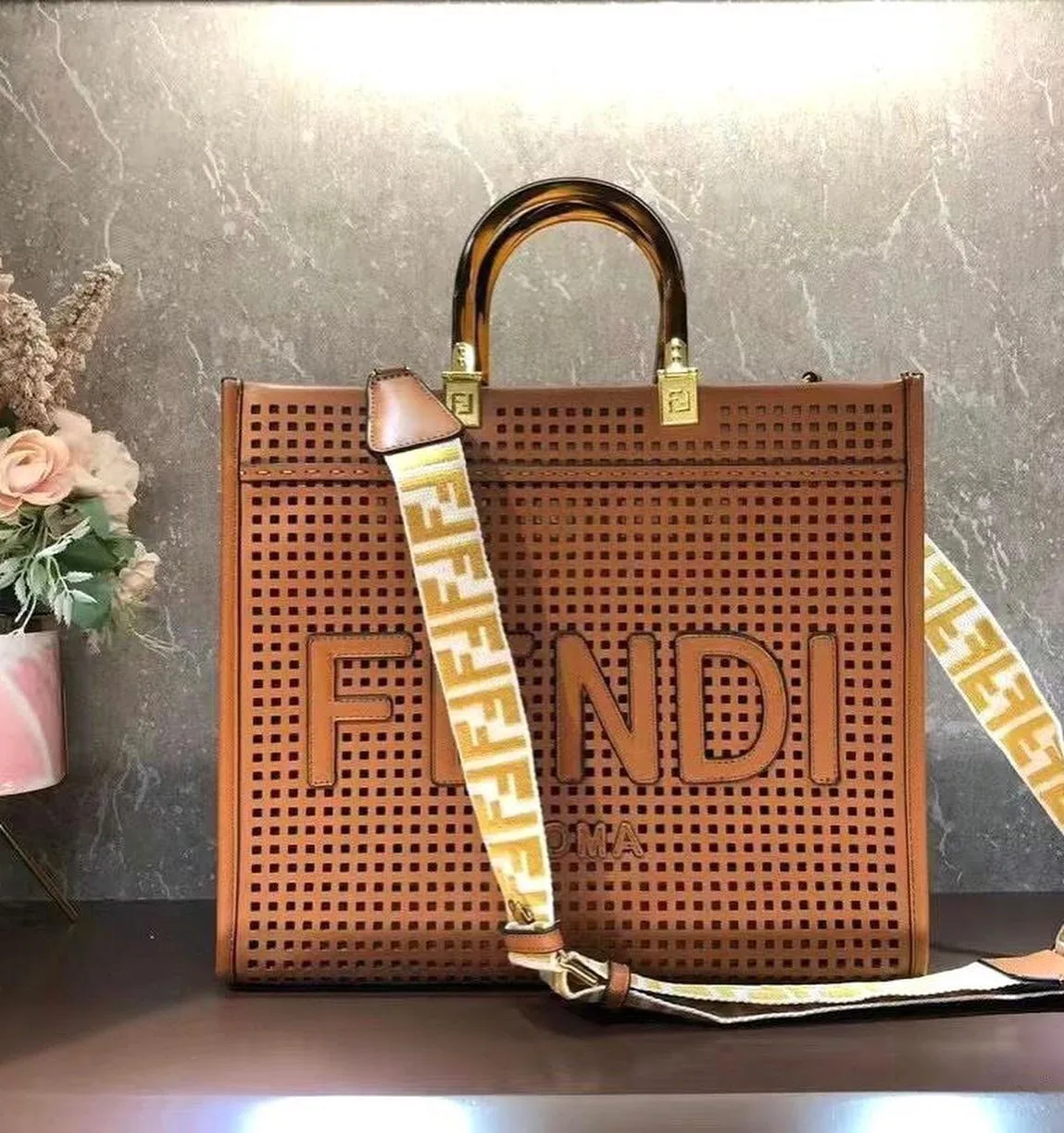 Fendi Sunshine Shopper photo 4