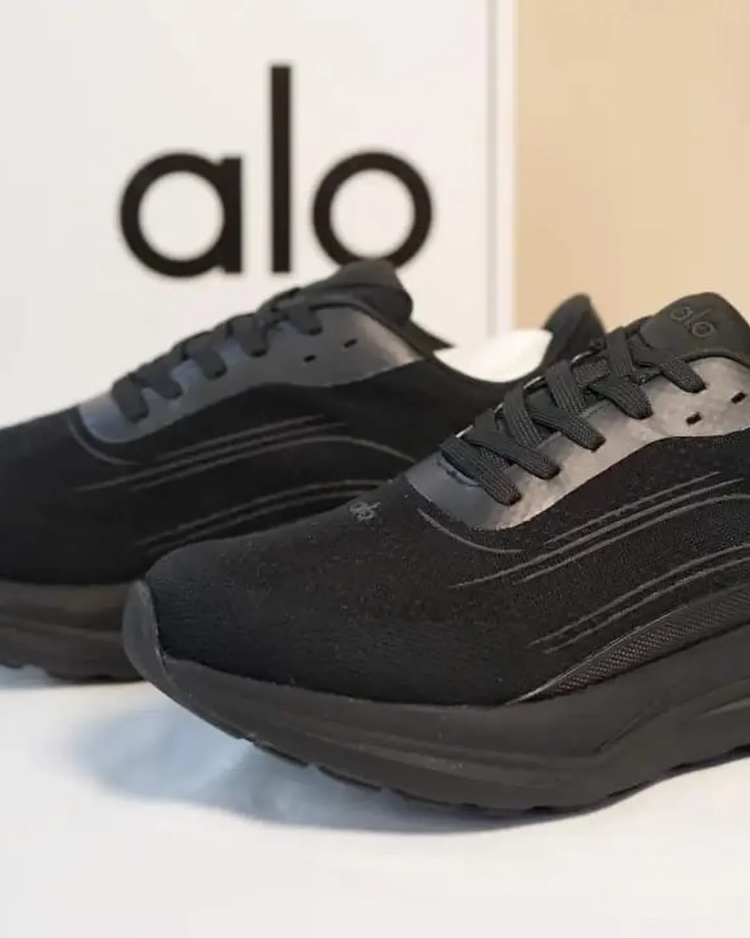 Alo Yoga Runner photo 2