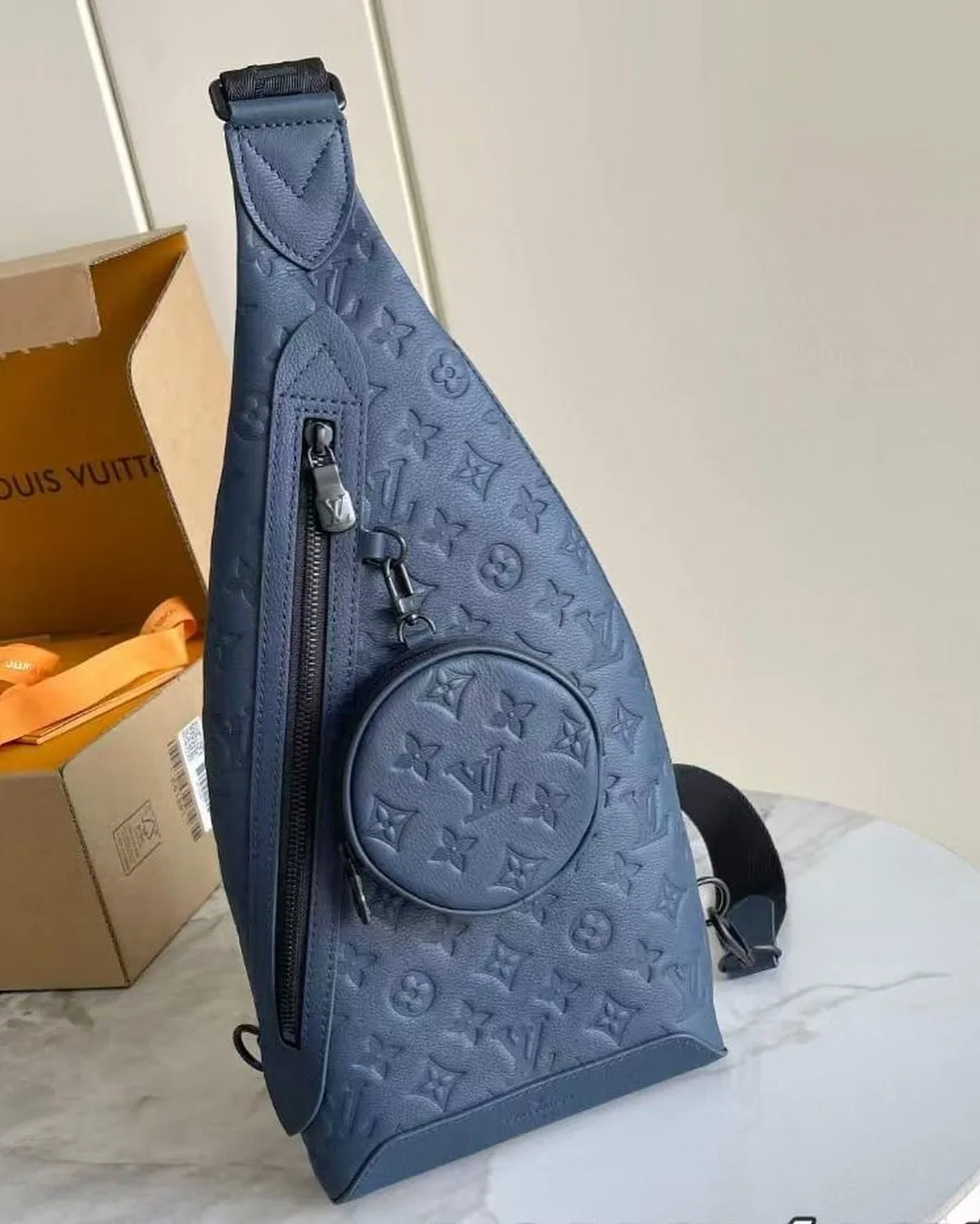 Louis Vuitton Avenue Sling Bag photo 10