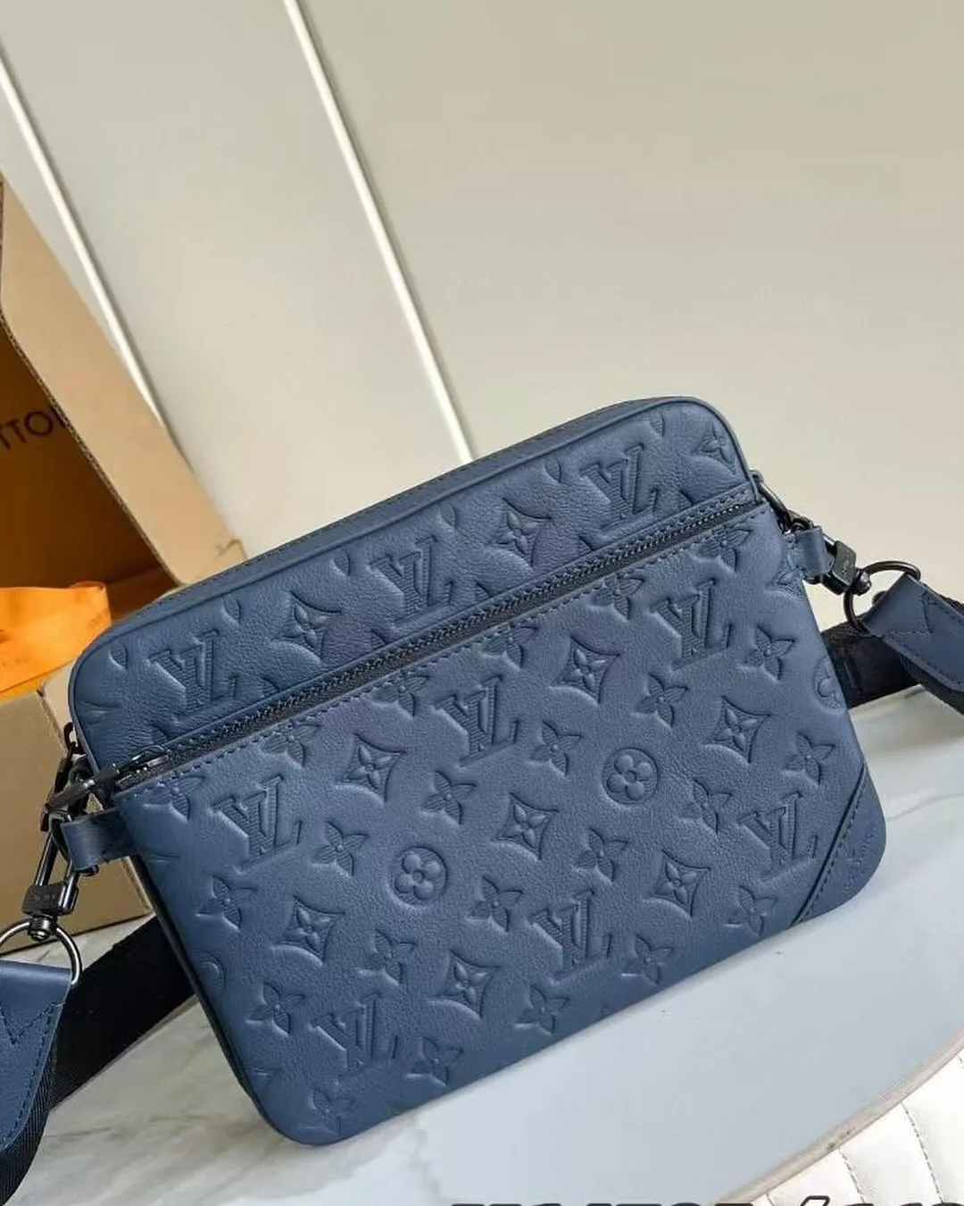 Louis Vuitton Avenue Sling Bag photo 11