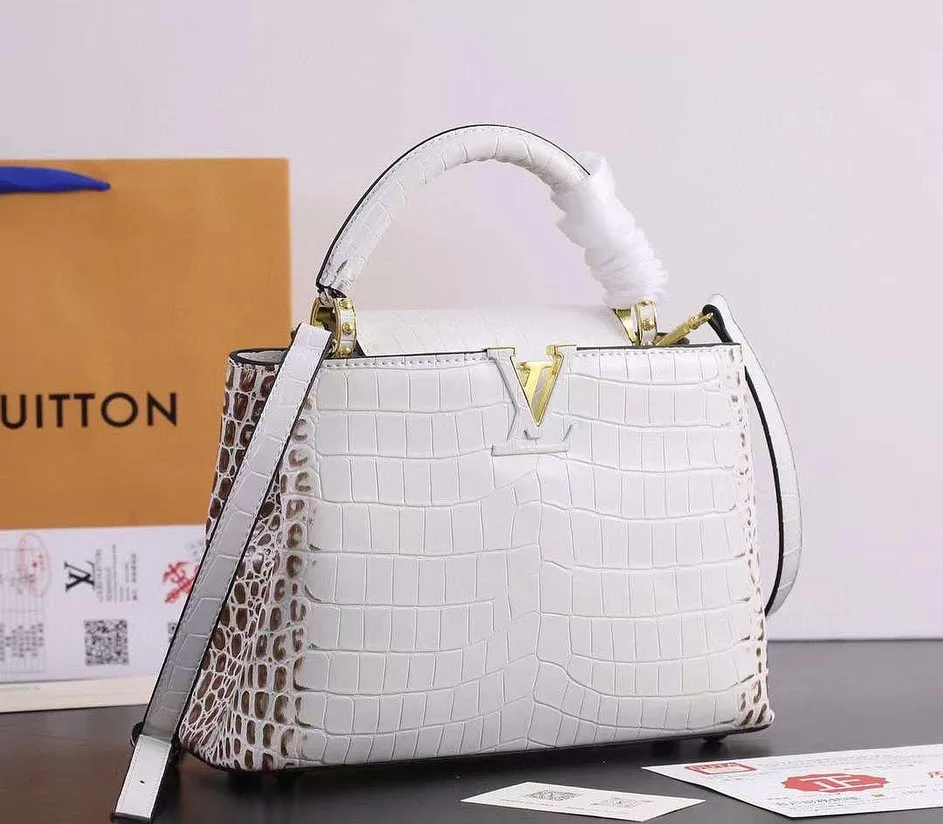Louis Vuitton Capucines BB photo 12