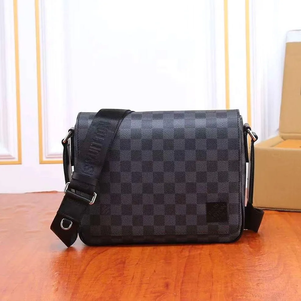 Louis Vuitton District PM messenger bag photo 5