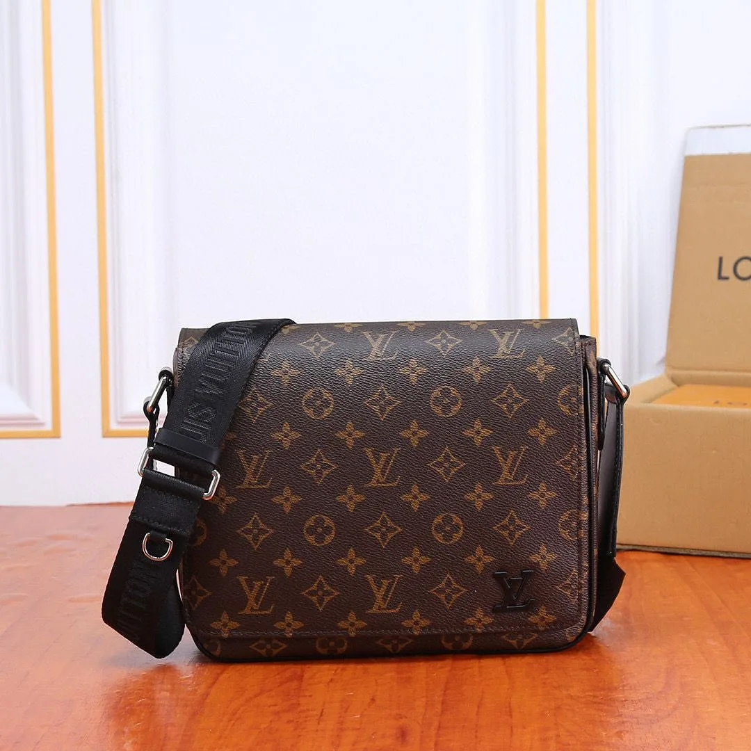 Louis Vuitton District PM messenger bag photo 6