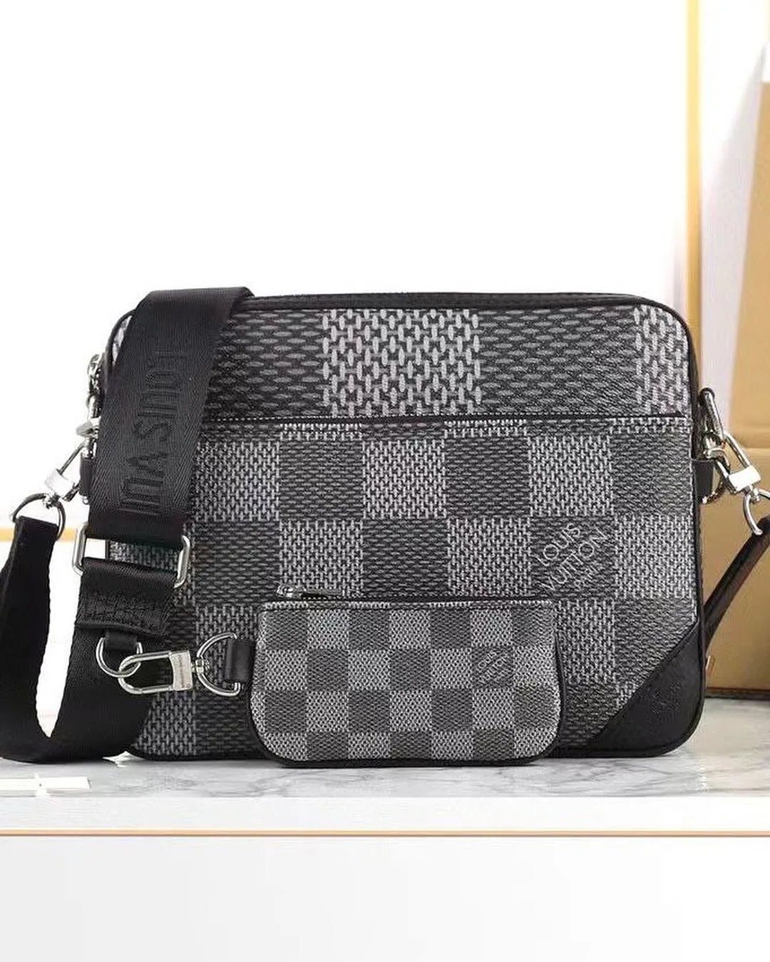 Louis Vuitton District PM