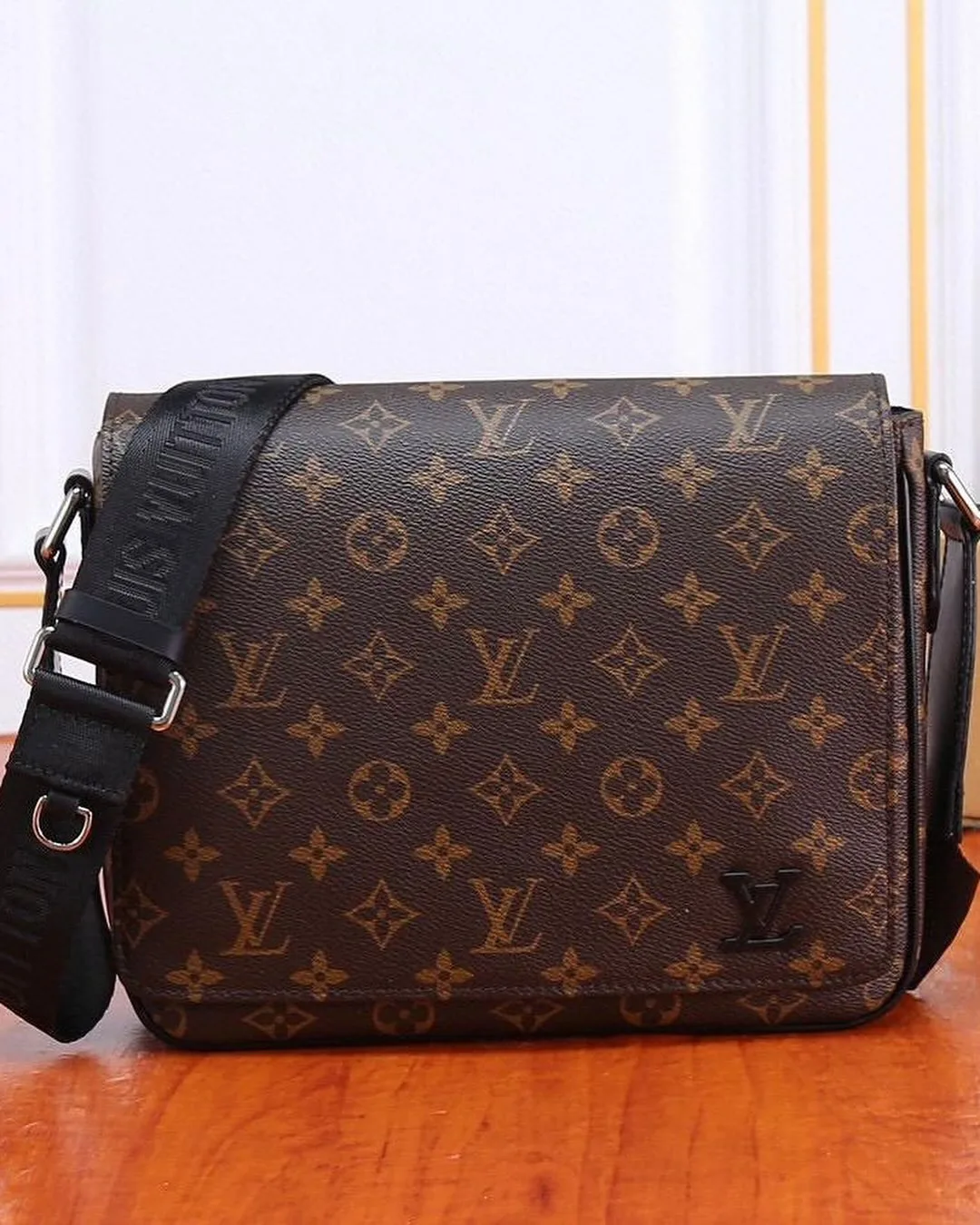 Louis Vuitton District PM photo 7