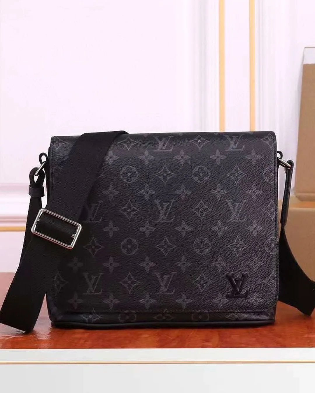 Louis Vuitton District PM photo 5