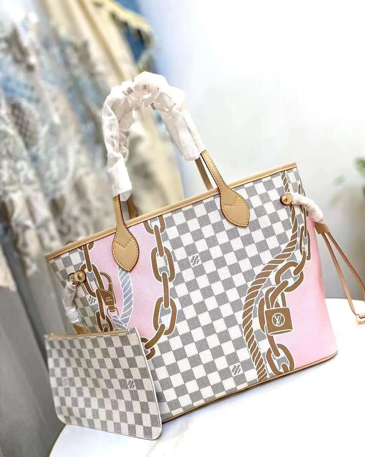 Louis Vuitton Neverfull photo 10