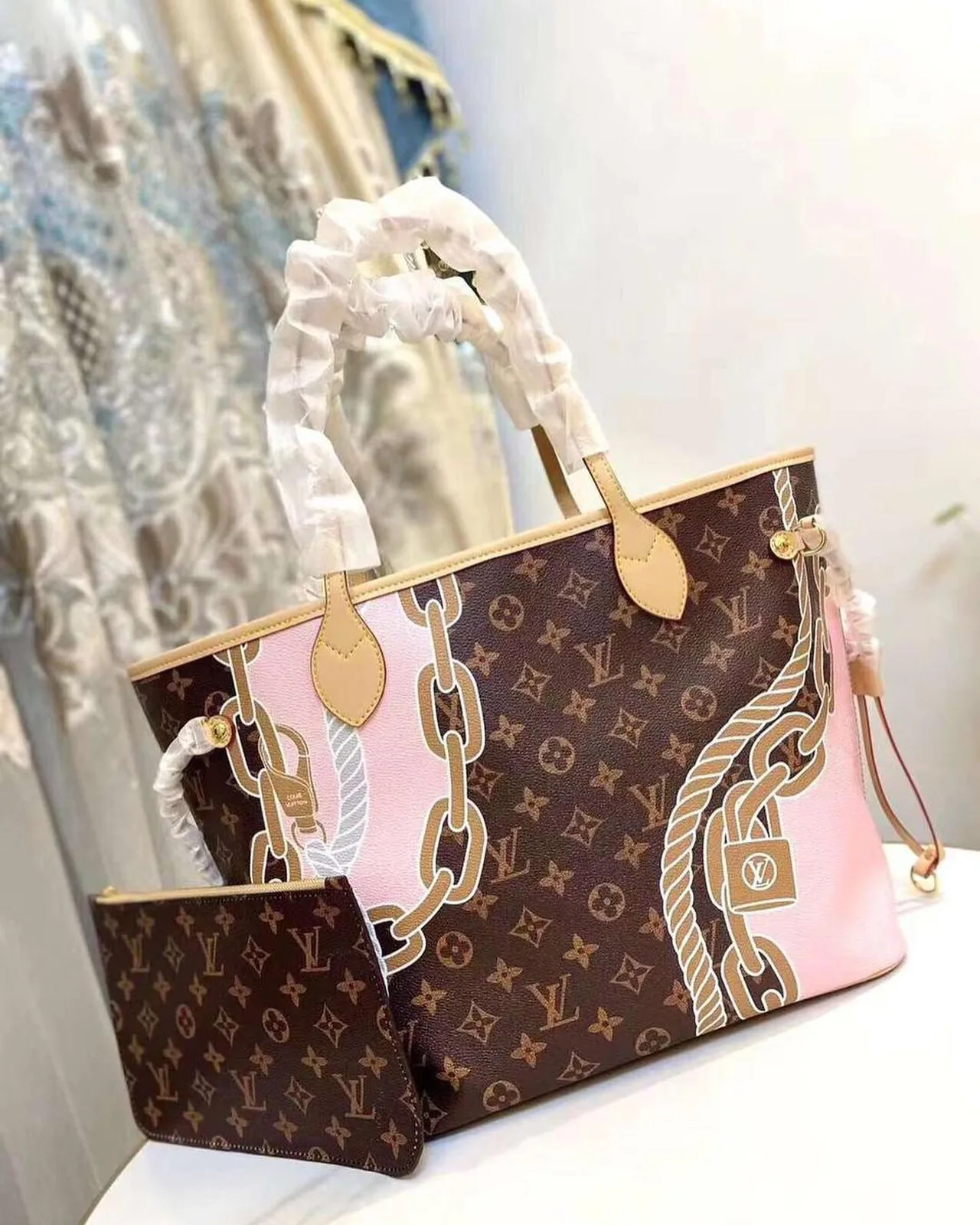 Louis Vuitton Neverfull photo 9