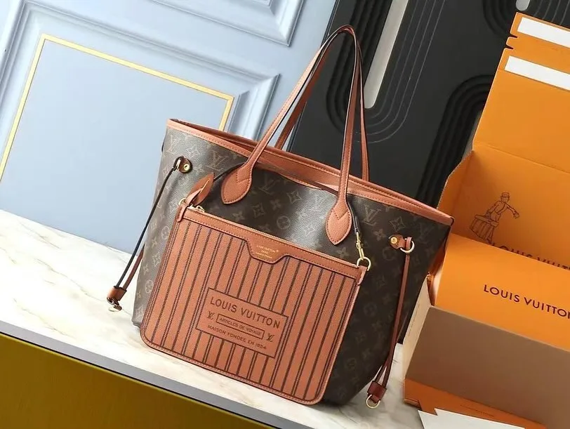 Louis Vuitton Neverfull photo 2