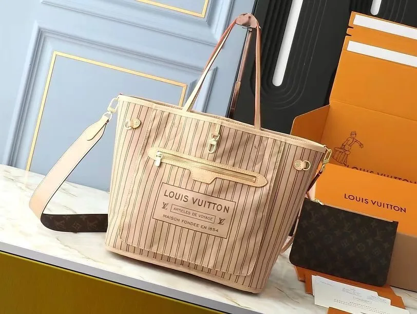 Louis Vuitton Neverfull photo 6
