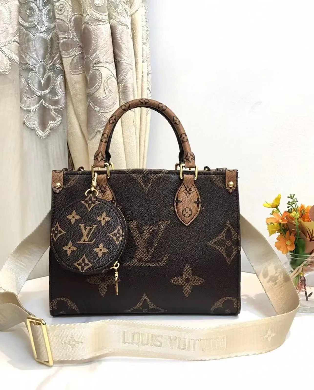 Louis Vuitton Neverfull photo 14