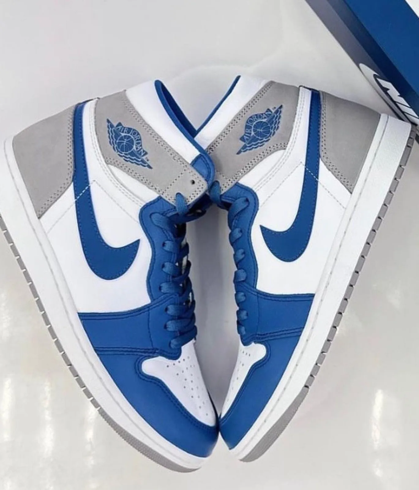 Nike Air Jordan 1 photo 2