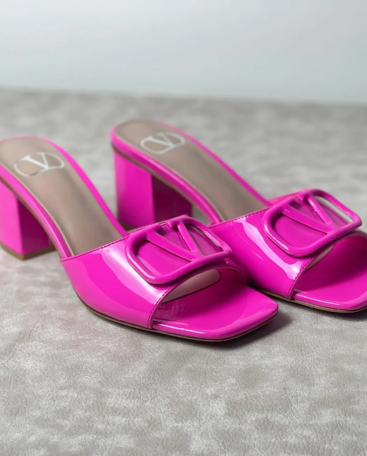 Valentino VLogo Slide photo 2