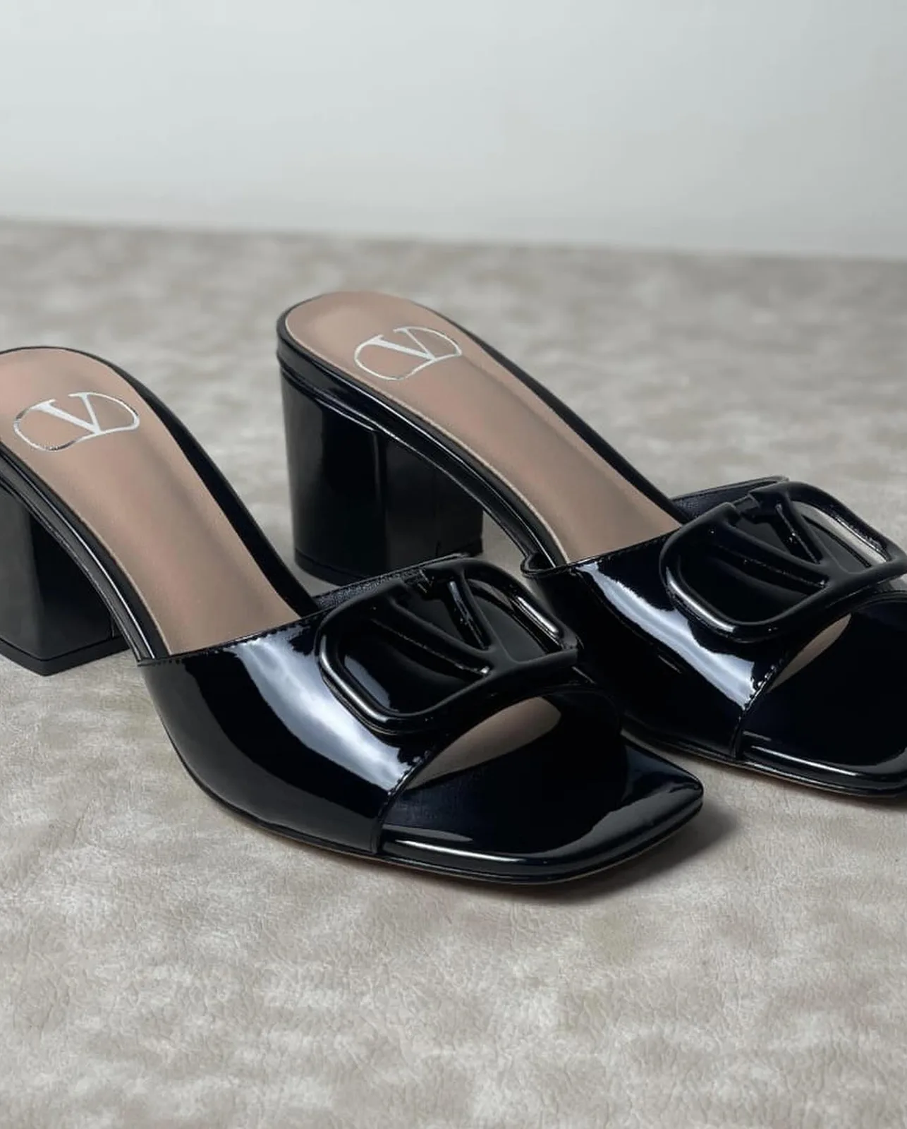 Valentino VLogo Slide photo 4