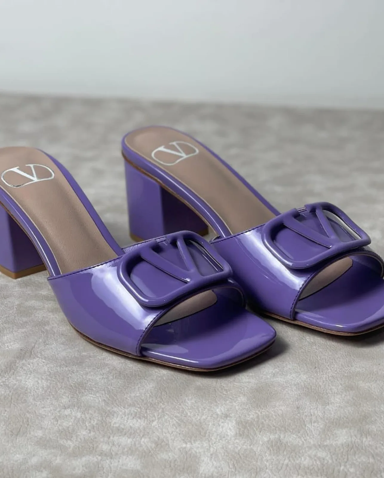 Valentino VLogo Slide photo 6