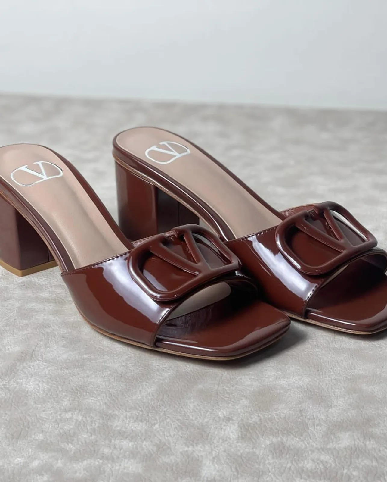 Valentino VLogo Slide