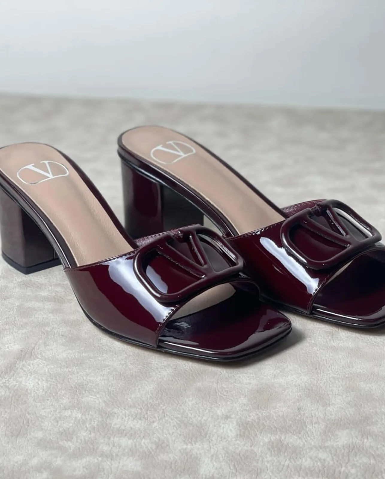 Valentino VLogo Slide photo 3