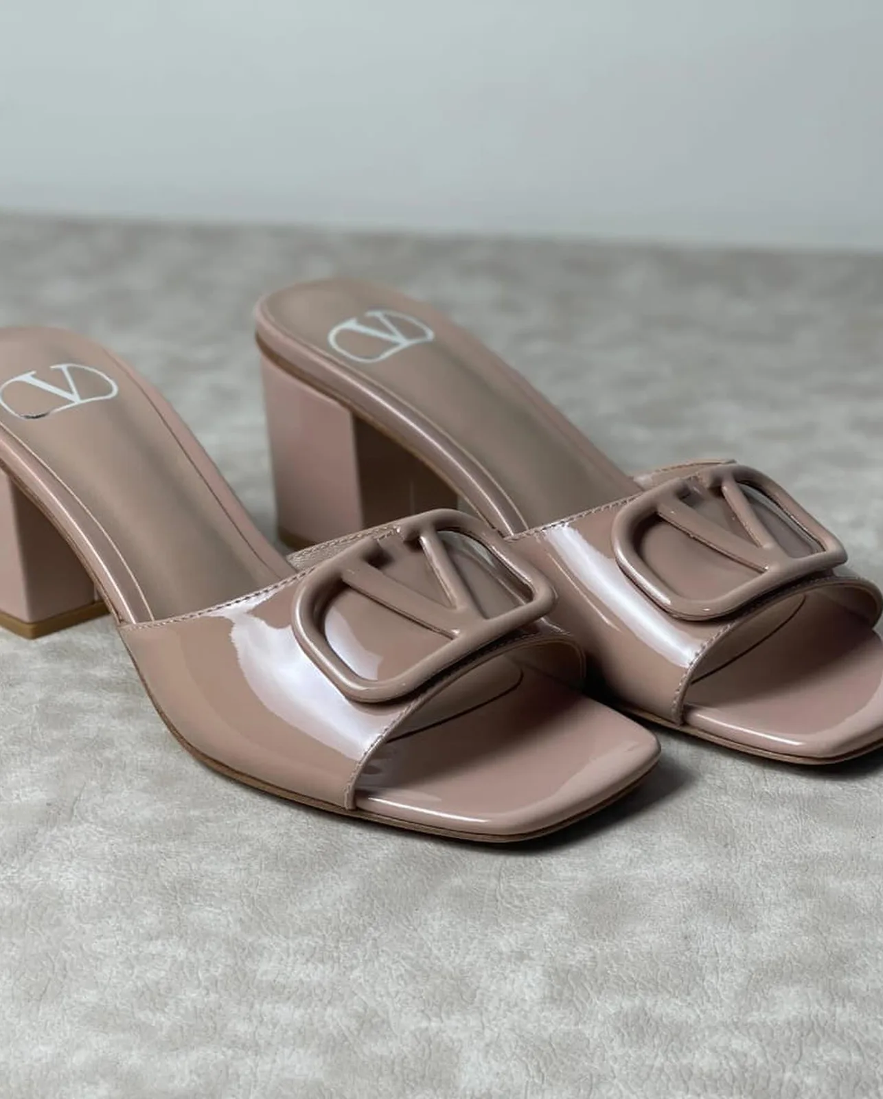 Valentino VLogo Slide photo 5