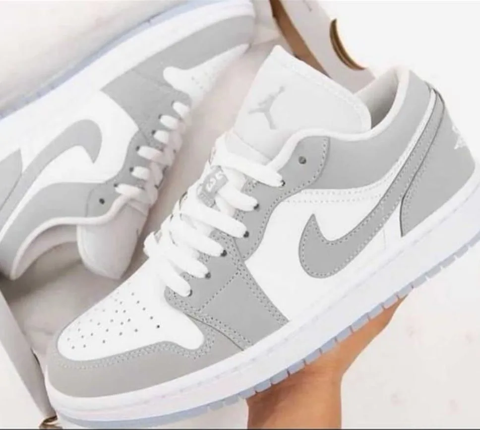 Nike Air Jordan 1 Retro High OG photo 2