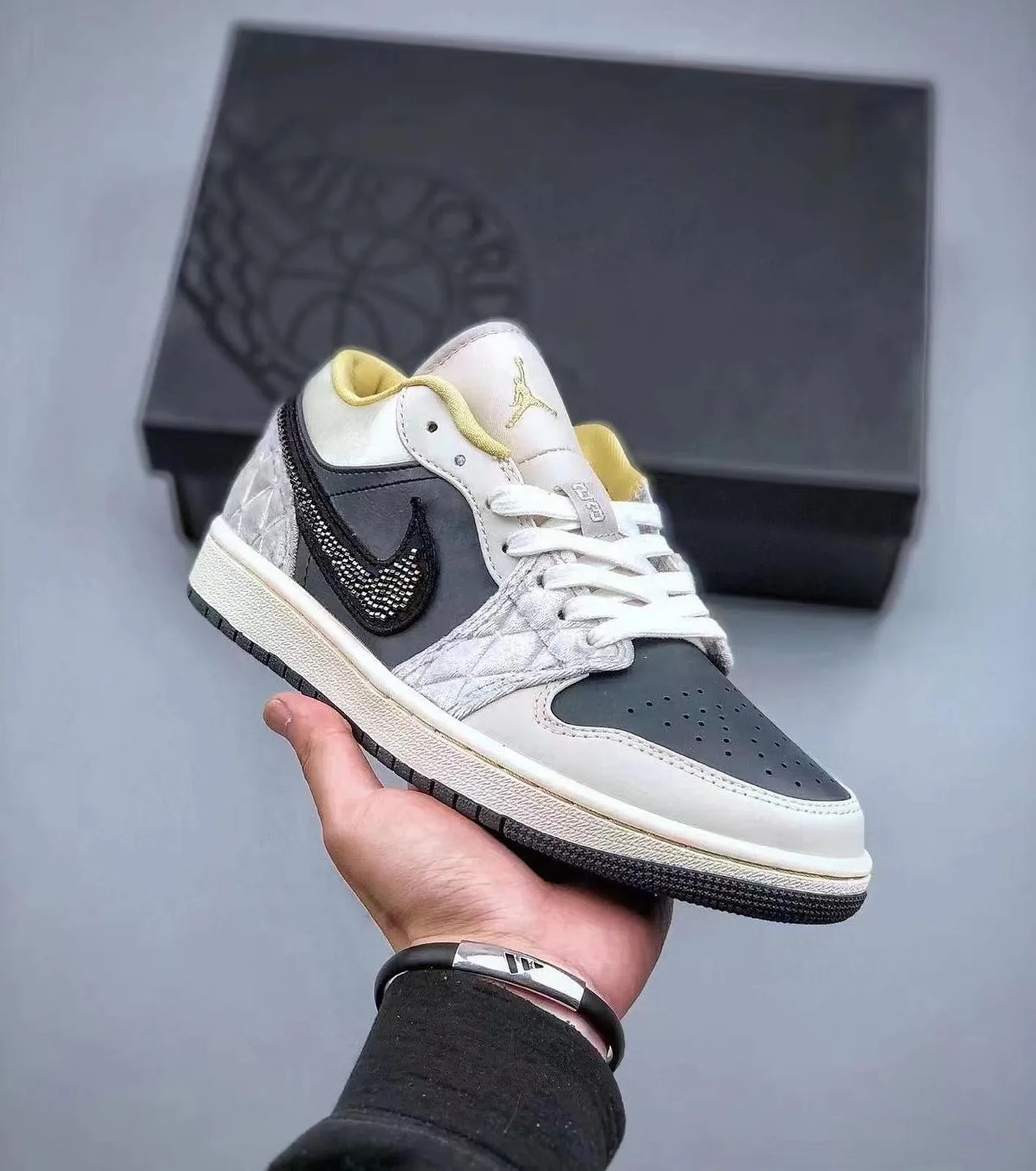 Nike Air Jordan 1 Retro High OG photo 8
